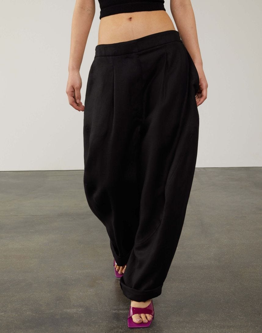 Black low-rise pants with pockets
