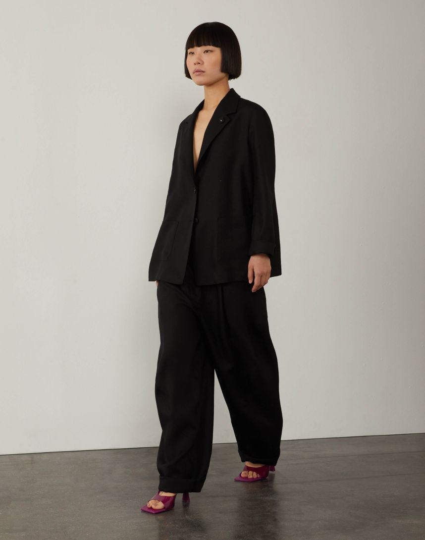 Black low-rise pants with pockets