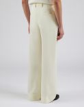 Pantalone color crema con piega in crepe cover 4