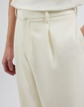 Pantalone color crema con piega in crepe cover 5