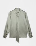 Chemise Couleur Sauge en Satin de Soie Stretch avec Nœud au Col 1
