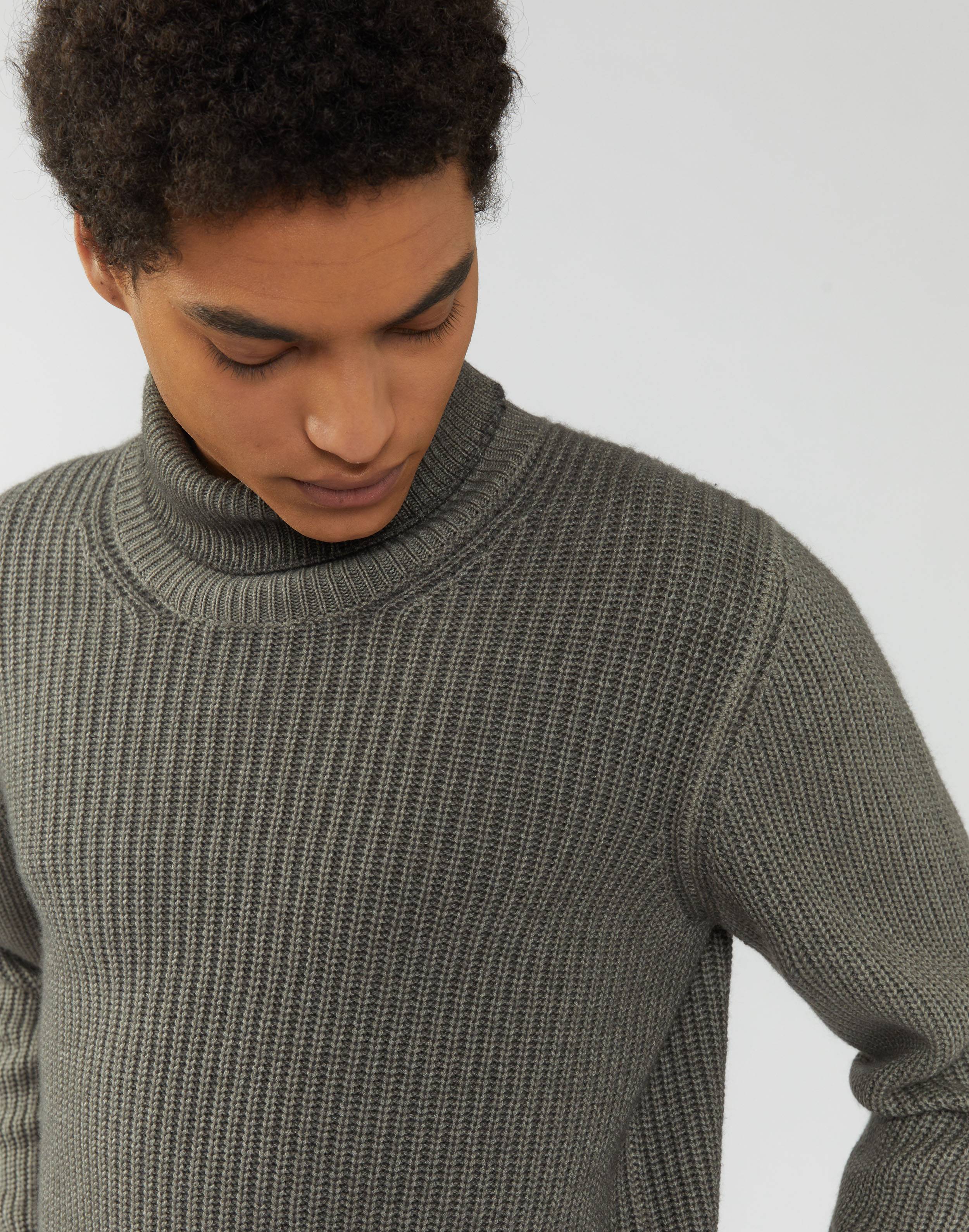 Green turtleneck in cloud-soft cashmere